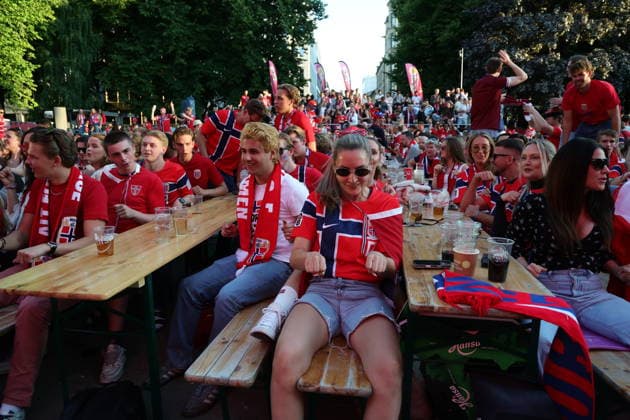 OSLO, NORWAY 20260705 Norwegian football fans line up at long tables in the event area at Karl Johan in Oslo ahead of the round of 16 match between Brazil and Norway during the World Cup. OSLO NORWAY x9200x *** OSLO, NORWAY July 5, 2026 Norwegian soccer fans line up at long tables in the event area on Karl Johan Street in Oslo ahead of the Round of 16 match between Brazil and Norway during the World Cup OSLO NORWAY x9200x  Copyright: xAdamxIhse TTx WORLD CUP NORWEGIAN FANS BRAZIL-NORWAY