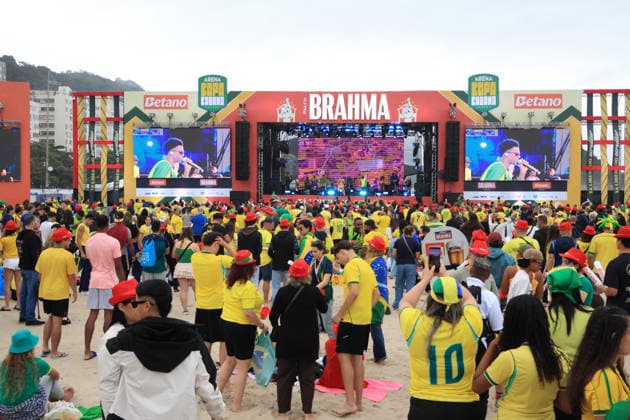 Brazil vs Norway, Copacabana Arena, Rio de RIO DE JANEIRO, RJ - 05.07.2026: BRAZIL VS NORWAY, COPACABANA ARENA, RIO DE - Fans watch the Brazil vs. Norway match in the Round of 16 at the arena set up on Copacabana Beach in Rio de Janeiro, RJ. (Photo: Luiz Gomes Fotoarena) x2979953x  LuizxGomes