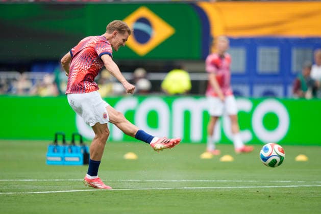 Fotball-VM 2026: Brasil - Norge East Rutherford, New Jersey , USA 20260705. Norges Martin odegaard varmer opp for 8-delsfinalen mellom Brasil og Norge under fotball-VM 2026 pa New Jersey stadion. Foto: Fredrik Varfjell NTB East Rutherford, New Jersey USA EDITORIAL USE ONLY. RESTRICTED USE FOR BETTING COMPANIES Ref:_SPO7HDbNXgpCT0.jpg *** 2026 FIFA World Cup Brazil Norway East Rutherford, New Jersey, USA 20260705 Norway’s Martin Ødegaard warms up for the quarterfinal between Brazil and Norway during the 2026 FIFA World Cup at New Jersey Stadium. Photo: Fredrik Varfjell, NTB East Rutherford, New Jersey, USA EDITORIAL USE ONLY RESTRICTED USE FOR BETTING COMPANIES  Copyright: xFredrikxVarfjellx xNTBx