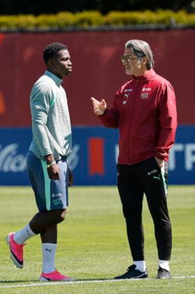 FIFA World Cup, WM, Weltmeisterschaft, Fussball 2026 - Switzerland training session in Vancouver Switzerland s head coach Murat Yakin (R) speaks with Switzerland s Breel Embolo during a Switzerland training session at the National Soccer Development Center in Vancouver, Canada, 05 July 2026, during the FIFA World Cup 2026 soccer tournament. Switzerland is scheduled to face Colombia on 07 July. Vancouver Canada  Copyright: xPETERxKLAUNZERx