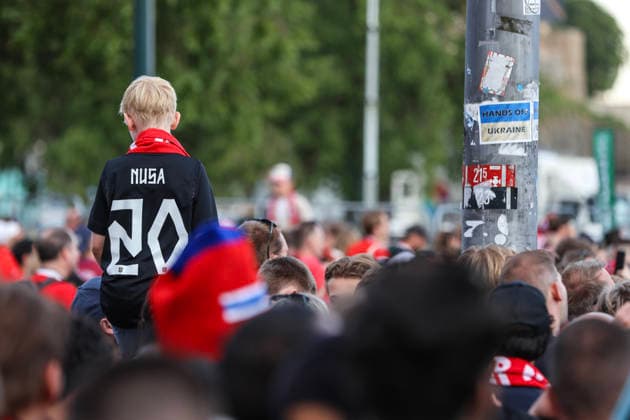 Fotball-VM 2026: Brasil - Norge Oslo 20260705. Publikum for VM-kampen mellom Brasil og Norge som vises pa storskjerm pa Radhusplassen i Oslo sondag kveld. Foto: Trond R. Teigen NTB Oslo Norge EDITORIAL USE ONLY. RESTRICTED USE FOR BETTING COMPANIES Ref:_SPOSFyPkuFVjPM.jpg *** 2026 World Cup Brazil Norway Oslo 20260705 Spectators watching the World Cup match between Brazil and Norway on a big screen at Radhusplassen in Oslo on Sunday evening. Photo: Trond R. Teigen, NTB, Oslo, Norway. EDITORIAL USE ONLY. RESTRICTED USE FOR BETTING COMPANIESIES  Copyright: xTrondxR.xTeigenx xNTBx