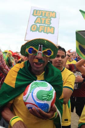 Brazil vs Norway, Copacabana Arena, Rio de RIO DE JANEIRO, RJ - 05.07.2026: BRAZIL VS NORWAY, COPACABANA ARENA, RIO DE - Fans watch the Brazil vs. Norway match in the Round of 16 at the arena set up on Copacabana Beach in Rio de Janeiro, RJ. (Photo: Luiz Gomes Fotoarena) x2979964x  LuizxGomes