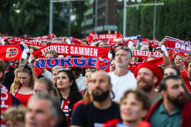 Fotball-VM 2026: Brasil - Norge Oslo 20260705. Publikum ser pa VM-kampen mellom Brasil og Norge som vises pa storskjerm pa Radhusplassen i Oslo sondag kveld. Foto: Trond R. Teigen NTB Oslo Norge EDITORIAL USE ONLY. RESTRICTED USE FOR BETTING COMPANIES Ref:_SPO2iEp6wNX2kI.jpg *** 2026 World Cup Brazil Norway Oslo 20260705 Spectators watch the World Cup match between Brazil and Norway, shown on a big screen at Radhusplassen in Oslo on Sunday evening. Photo: Trond R. Teigen, NTB, Oslo, Norway. EDITORIAL USE ONLY. RESTRICTED USE FOR BETTING. COMPANIES  Copyright: xTrondxR.xTeigenx xNTBx
