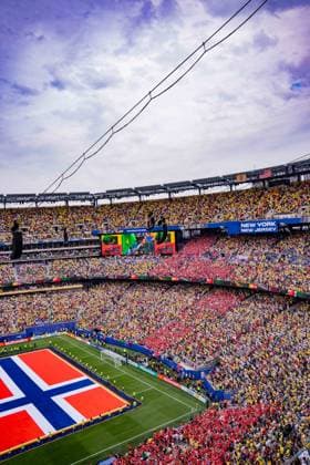 FIFA Fussball Weltmeisterschaft 2026, Achtelfinale, Brasilien vs. Norwegen, 05.07.2026, New Jersey Stadion Das Metlife Stadium vor Anpfiff mit den Flaggen von Brasilien und Norwegen *** 2026 FIFA World Cup, Round of 16, Brazil vs. Norway, July 5, 2026, New Jersey Stadium: MetLife Stadium before kickoff, with the flags of Brazil and Norway Copyright: xBahhoxKarax