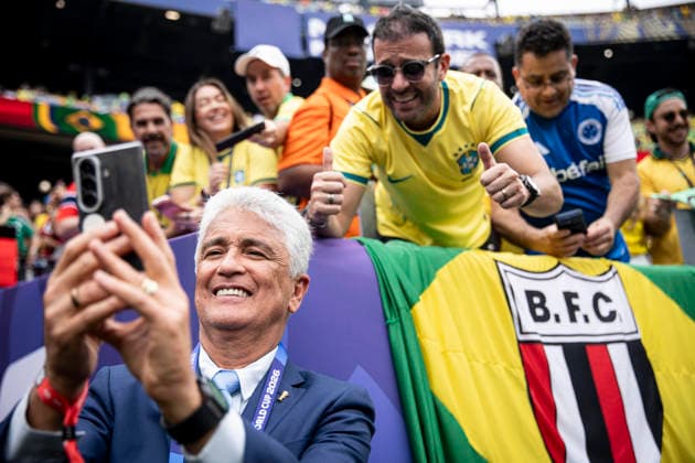 Sport Bilder des Tages FOOTBALL : Brazil vs Norway FIFA World Cup, WM, Weltmeisterschaft, Fussball 2026. New York New Jersey Stadium (MetLife Stadium), East Rutherford, New Jersey, United States. 05 07 2026. Bebeto poses with Brazil fans before the FIFA World Cup 2026 Round of 16 match between Brazil and Norway at New York New Jersey Stadium (MetLife Stadium), East Rutherford, New Jersey, USA, on July 5, 2026.  Copyright: xELYXANDROxCEGARRAx