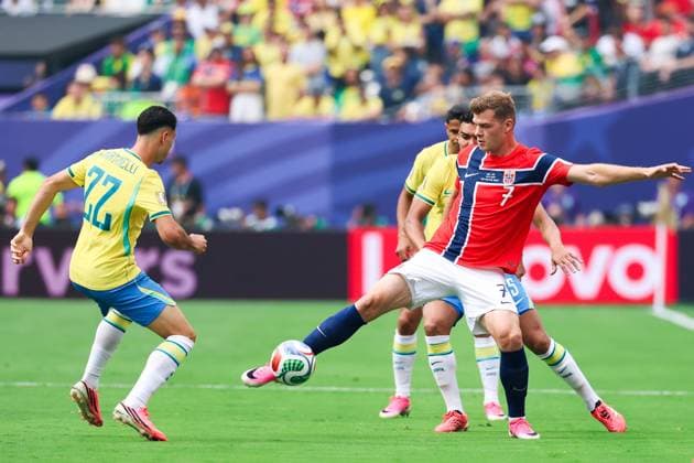 RECORD DATE NOT STATED FIFA World Cup, WM, Weltmeisterschaft, Fussball 2026 - Round of 16 - Brazil v Norway Gabriel Martinelli player of Brazil and Alexander Sorloth player of Norway during the Round of 16 match between Brazil and Norway at the FIFA World Cup, at New York New Jersey Stadium, in East Rutherford, United States, on Sunday, July 05, 2026.(Foto: William Volcov Brazil Photo Press IMAGO) Sports East Rutherford NJ United States Copyright: xWILLIAMxVOLCOVx