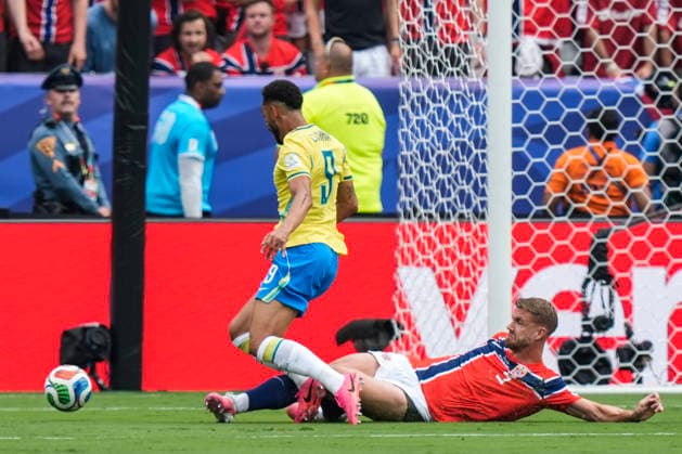 Fotball-VM 2026: Brasil - Norge East Rutherford, New Jersey , USA 20260705. Norges Kristoffer Ajer og Brasils Matheus Cunha under 8-delsfinalen mellom Brasil og Norge under fotball-VM 2026 pa New Jersey stadion. Foto: Terje Pedersen NTB East Rutherford, New Jersey USA EDITORIAL USE ONLY. RESTRICTED USE FOR BETTING COMPANIES Ref:_SPO4CUVM8VRH9Y.jpg *** 2026 FIFA World Cup Brazil vs. Norway, East Rutherford, New Jersey, USA 20260705 Norway’s Kristoffer Ajer and Brazil’s Matheus Cunha during the Round of 8 match between Brazil and Norway at the 2026 FIFA World Cup at New Jersey Stadium. Photo: Terje Pedersen, NTB, East Rutherford, New Jersey, USA EDITORIAL USE ONLY RESTRICTED USE FOR BETTING COMPANIES  Copyright: xTerjexPedersenx xNTBx