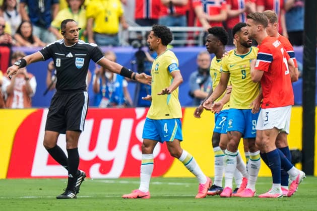 Fotball-VM 2026: Brasil - Norge East Rutherford, New Jersey , USA 20260705. Dommer Ismail Elfath under 8-delsfinalen mellom Brasil og Norge under fotball-VM 2026 pa New Jersey stadion. Foto: Terje Pedersen NTB East Rutherford, New Jersey USA EDITORIAL USE ONLY. RESTRICTED USE FOR BETTING COMPANIES Ref:_SPOAYo_5yaVb1U.jpg *** 2026 FIFA World Cup Brazil Norway East Rutherford, New Jersey, USA 20260705 Referee Ismail Elfath during the Round of 16 match between Brazil and Norway at the 2026 FIFA World Cup at New Jersey Stadium. Photo: Terje Pedersen, NTB. East Rutherford, New Jersey, USA. EDITORIAL USE ONLY. RESTRICTED USE FOR BETTING COMPANIES.  Copyright: xTerjexPedersenx xNTBx