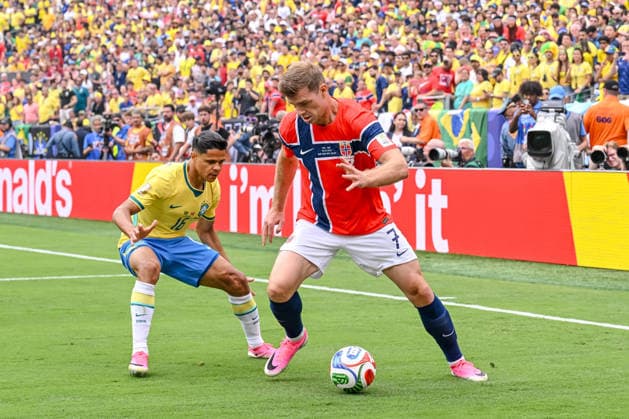 Douglas Santos (Brazil) and Alexander Sorloth (Norway) battle for the ball during the FIFA World Cup, WM, Weltmeisterschaft, Fussball 2026 Round of 16 match between Brazil and Norway at New York New Jersey Stadium on July 5, 2026 in East Rutherford, United States. (Photo by Harry Langer DeFodi Images) - *** Douglas Santos of Brazil and Alexander Sorloth of Norway battle for the ball during the 2026 FIFA World Cup Round of 16 match between Brazil and Norway at New York New Jersey Stadium on July 5, 2026, in East Rutherford, United States. Photo by Harry Langer, DeFodi Images