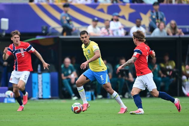 Brazil v Norway - FIFA World Cup, WM, Weltmeisterschaft, Fussball 2026 - Round of 16 NEW JERSEY, UNITED STATES - JULY 05: Bruno Guimaraes (8) of Brazil in action during FIFA World Cup 2026 Round of 16 match between Brazil and Norway at New Jersey Stadium (MetLife Stadium) in East Rutherford, New Jersey, USA, on July 05, 2026. Abdülhamid Hosbas Anadolu New Jersey United States. Editorial use only. Please get in touch for any other usage.  Copyright: x2026xAnadoluxAbdülhamidxHoÅübaÅüx