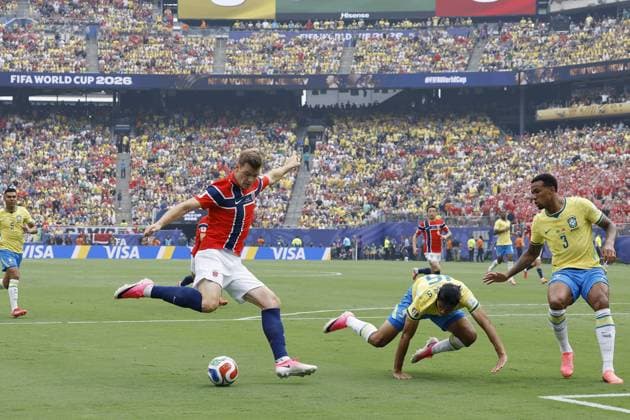 EAST RUTHERFORD, NEW JERSEY - (LR) Alexander Sorloth of Norway, Douglas Santos of Brazil, Gabriel Magalhaes of Brazil during the 2026 FIFA World Cup, WM, Weltmeisterschaft, Fussball round of 16 match between Brazil and Norway at Metlife Stadium on July 5, 2026, in East Rutherford, New Jersey, United States. MAURICE VAN STEEN ANP FIFA World Cup 2026 - round of 16 2026 xVIxANPxSportx xMauricexvanxSteenxIVx 562889717 originalFilename: 562889717.jpg