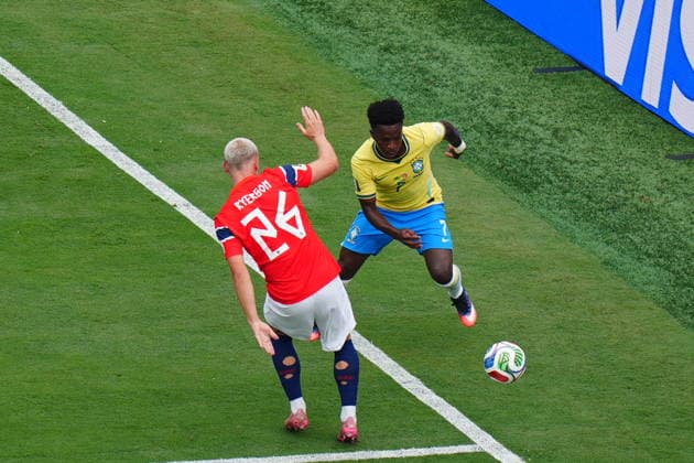 Brazil v Norway - FIFA World Cup, WM, Weltmeisterschaft, Fussball 2026 - Round of 16 NEW JERSEY, UNITED STATES - JULY 05: Julian Ryerson (26) of Norway in action against Vinicius Jr (7) of Brazil during the FIFA World Cup 2026 Round of 16 match between Brazil and Norway at New Jersey Stadium (MetLife Stadium) in East Rutherford, New Jersey, USA, on July 05, 2026. Hakan Akgun Anadolu New Jersey United States. Editorial use only. Please get in touch for any other usage.  Copyright: x2026xAnadoluxHakanxAkgunx