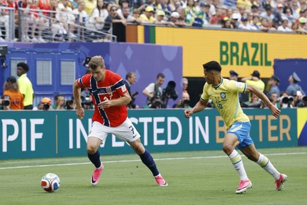 EAST RUTHERFORD, NEW JERSEY - (LR) Alexander Sorloth of Norway, Douglas Santos of Brazil during the 2026 FIFA World Cup, WM, Weltmeisterschaft, Fussball round of 16 match between Brazil and Norway at Metlife Stadium on July 5, 2026, in East Rutherford, New Jersey, United States. MAURICE VAN STEEN ANP FIFA World Cup 2026 - round of 16 2026 xVIxANPxSportx xMauricexvanxSteenxIVx 562889780 originalFilename: 562889780.jpg