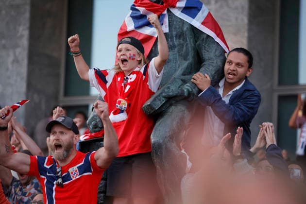 OSLO, NORGE 20260705 Norska fotbollsfans ser attondelsfinalen mellan Brasilien och Norge pa storbildsskärm vid Radhusplatsen i Oslo under fotbolls-VM. OSLO NORGE x9200x *** OSLO, NORWAY 20260705 Norwegian soccer fans watch the round of 16 match between Brazil and Norway on a big screen at Radhusplatsen in Oslo during the World Cup OSLO NORWAY x9200x  Copyright: xAdamxIhse TTx FOTBOLLS-VM NORSKA FANS BRASILIEN-NORGE