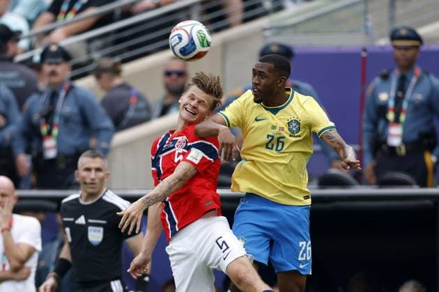 EAST RUTHERFORD, NEW JERSEY - (LR) David Moller Wolfe of Norway, Rayan, or Brazil during the 2026 FIFA World Cup, WM, Weltmeisterschaft, Fussball round of 16 match between Brazil and Norway at Metlife Stadium on July 5, 2026, in East Rutherford, New Jersey, United States. MAURICE VAN STEEN ANP FIFA World Cup 2026 - round of 16 2026 xVIxANPxSportx xMauricexvanxSteenxIVx 562889817 originalFilename: 562889817.jpg