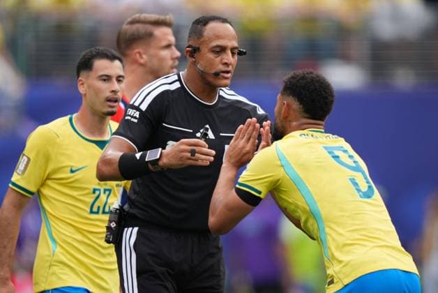 Matheus Cunha of Brazil and referee Ismail Elfath Brazil v Norway, 2026 FIFA World Cup, WM, Weltmeisterschaft, Fussball Round of 16, Football, New York New Jersey Stadium, East Rutherford, New Jersey, USA - 05 Jul 2026East Rutherford New York New Jersey Stadium New Jersey (NJ) United States of America  Copyright: xIsmaelxAdnan Shutterstockx 16975597ae