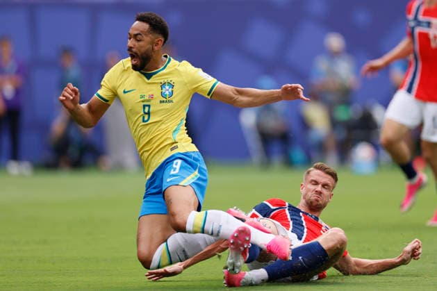 Sport Bilder des Tages Brazil v Norway: Round of 16 - FIFA World Cup, WM, Weltmeisterschaft, Fussball 2026 Matheus Cunha of Brazil is fouled by Kristoffer Ajer of Norway which resulted in a penalty during the FIFA World Cup 2026 Round Of 16 match between Brazil and Norway at New York New Jersey Stadium on July 5, 2026 in East Rutherford, New Jersey. East Rutherford New York New Jersey Stadium NJ United States Copyright: xAllstarxPicturexLibraryxLtdx