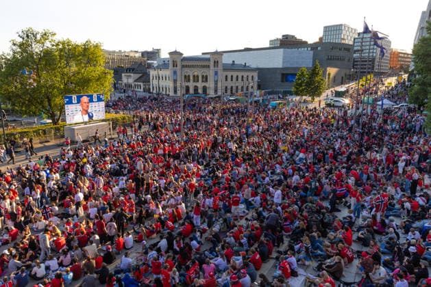 Fotball-VM 2026: Brasil - Norge Oslo 20260705. Publikum ser pa VM-kampen mellom Brasil og Norge som vises pa storskjerm pa Radhusplassen i Oslo sondag kveld. Foto: Amanda Pedersen Giske NTB Oslo Norge EDITORIAL USE ONLY. RESTRICTED USE FOR BETTING COMPANIES Ref:_SPOcdomwWdQSKc.jpg *** 2026 World Cup Brazil Norway Oslo 20260705 Spectators watch the World Cup match between Brazil and Norway, shown on a big screen at Radhusplassen in Oslo on Sunday evening. Photo: Amanda Pedersen Giske, NTB, Oslo, Norway. EDITORIAL USE ONLY. RESTRICTED USE FOR BETTING. COMPANIES  Copyright: xAmandaxPedersenxGiskex xNTBx