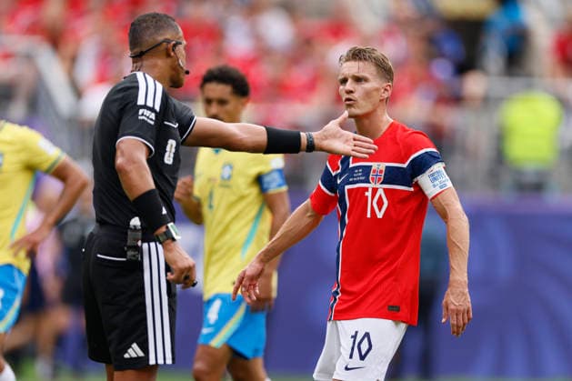 Brazil v Norway: Round of 16 - FIFA World Cup, WM, Weltmeisterschaft, Fussball 2026 Martin Odegaard of Norway complains to referee Ismail Elfath during the FIFA World Cup 2026 Round Of 16 match between Brazil and Norway at New York New Jersey Stadium on July 5, 2026 in East Rutherford, New Jersey. East Rutherford New York New Jersey Stadium NJ United States Copyright: xAllstarxPicturexLibraryxLtdx