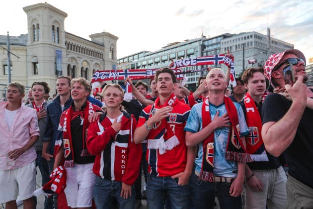 Fotball-VM 2026: Brasil - Norge Oslo 20260705. Publikum ser pa VM-kampen mellom Brasil og Norge som vises pa storskjerm pa Radhusplassen i Oslo sondag kveld. Foto: Trond R. Teigen NTB Oslo Norge EDITORIAL USE ONLY. RESTRICTED USE FOR BETTING COMPANIES Ref:_SPOp_H15aPVed8.jpg *** 2026 World Cup Brazil Norway Oslo 20260705 Spectators watch the World Cup match between Brazil and Norway, shown on a big screen at Radhusplassen in Oslo on Sunday evening. Photo: Trond R. Teigen, NTB, Oslo, Norway. EDITORIAL USE ONLY. RESTRICTED USE FOR BETTING. COMPANIES  Copyright: xTrondxR.xTeigenx xNTBx