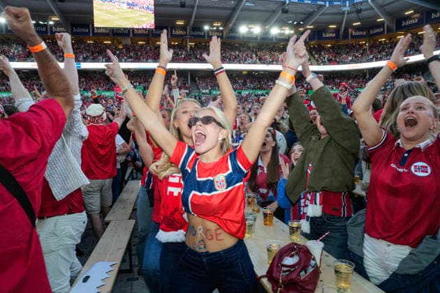 World Cup 2026: Brazil - Norway Oslo 20260705. Audiences watch the World Cup match between Brazil and Norway shown on a big screen at Ullevaal Stadium in Oslo on Sunday evening. Photo: Javad Parsa NTB undefined Oslo Norway EDITORIAL USE ONLY. RESTRICTED USE FOR BETTING COMPANIES Ref:_SPObPh4KspmUkk.jpg *** 2026 World Cup Brazil Norway Oslo 20260705 Spectators watch the World Cup match between Brazil and Norway shown on a big screen at Ullevaal Stadium in Oslo on Sunday evening. Photo: Javad Parsa, NTB. undefined Oslo, Norway. EDITORIAL USE ONLY. RESTRICTED USE FOR BETTING COMPANIES  Copyright: xJavadxParsax xNTBx