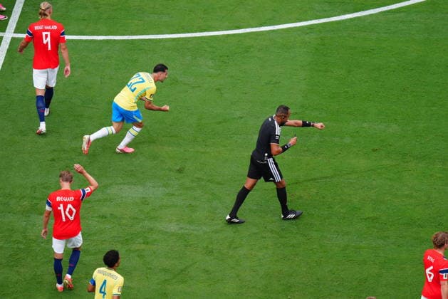 Brazil v Norway - FIFA World Cup, WM, Weltmeisterschaft, Fussball 2026 - Round of 16 NEW JERSEY, UNITED STATES - JULY 05: Referee Ismail Elfath points to the penalty point after VAR decision during the FIFA World Cup 2026 Round of 16 match between Brazil and Norway at New Jersey Stadium (MetLife Stadium) in East Rutherford, New Jersey, USA, on July 05, 2026. Hakan Akgun Anadolu New Jersey United States. Editorial use only. Please get in touch for any other usage.  Copyright: x2026xAnadoluxHakanxAkgunx