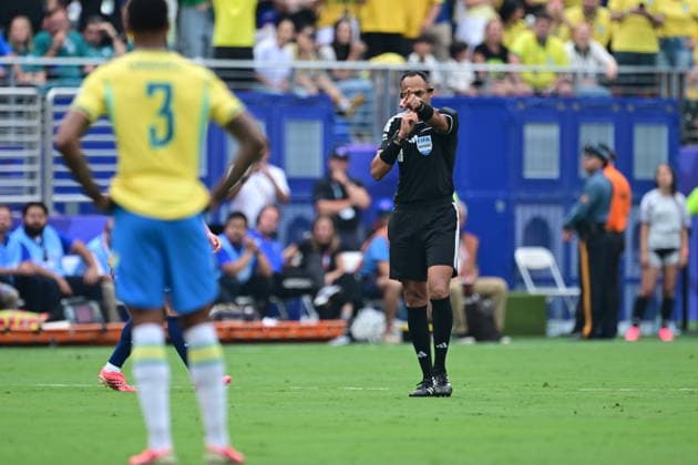 Brazil v Norway - FIFA World Cup, WM, Weltmeisterschaft, Fussball 2026 - Round of 16 NEW JERSEY, UNITED STATES - JULY 05: Referee Ismail Elfath blows his whistle during the FIFA World Cup 2026 Round of 16 match between Brazil and Norway at New Jersey Stadium (MetLife Stadium) in East Rutherford, New Jersey, USA, on July 05, 2026. Abdulhamid Hosbas Anadolu New Jersey United States. Editorial use only. Please get in touch for any other usage.  Copyright: x2026xAnadoluxAbdulhamidxHosbasx