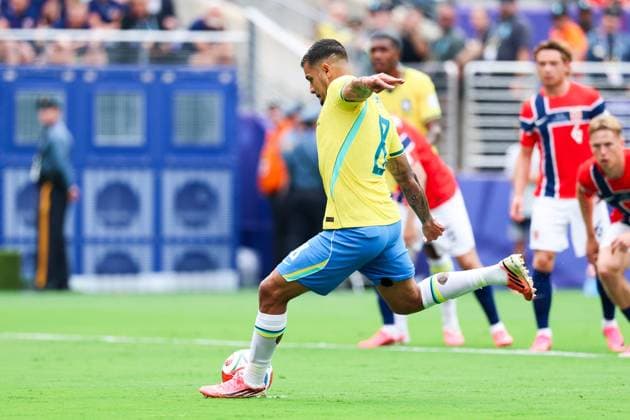 RECORD DATE NOT STATED FIFA World Cup, WM, Weltmeisterschaft, Fussball 2026 - Round of 16 - Brazil v Norway Bruno Guimaraes player of Brazil steps up to take the penalty during the Round of 16 match between Brazil and Norway at the FIFA World Cup, at New York New Jersey Stadium, in East Rutherford, United States, on Sunday, July 05, 2026.(Foto: William Volcov Brazil Photo Press IMAGO) Sports East Rutherford NJ United States Copyright: xWILLIAMxVOLCOVx