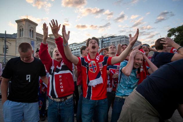 Fotball-VM 2026: Brasil - Norge Oslo 20260705. Publikum for VM-kampen mellom Brasil og Norge som vises pa storskjerm pa Radhusplassen i Oslo sondag kveld. Foto: Trond R. Teigen NTB Oslo Norge EDITORIAL USE ONLY. RESTRICTED USE FOR BETTING COMPANIES Ref:_SPOavBjxdUW0m0.jpg *** 2026 World Cup Brazil Norway Oslo 20260705 Spectators watching the World Cup match between Brazil and Norway on a big screen at Radhusplassen in Oslo on Sunday evening. Photo: Trond R. Teigen, NTB, Oslo, Norway. EDITORIAL USE ONLY. RESTRICTED USE FOR BETTING COMPANIESIES  Copyright: xTrondxR.xTeigenx xNTBx