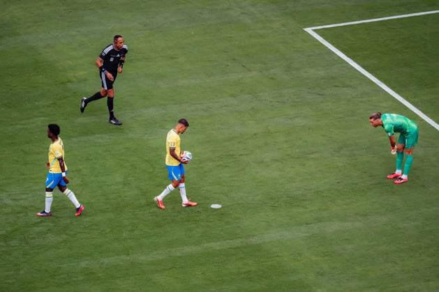 FIFA Fussball Weltmeisterschaft 2026, Achtelfinale, Brasilien vs. Norwegen, 05.07.2026, New Jersey Stadion Vinicius Junior übergibt den Ball für den Elfmeter an Bruno Orjan Nyland *** 2026 FIFA World Cup, Round of 16, Brazil vs. Norway, July 5, 2026, New Jersey Stadium: Vinicius Junior hands the ball to Bruno Orjan Nyland for the penalty kick Copyright: xBahhoxKarax