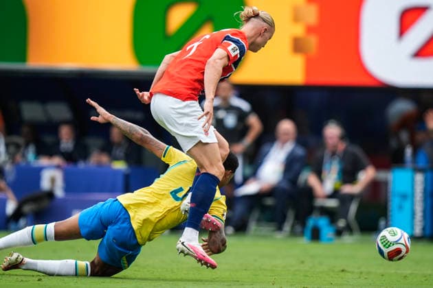 World Cup 2026: Brazil - Norway East Rutherford, New Jersey , USA 20260705. Norway s Erling Braut Haaland and Brazil s Gabriel Magalhaes during the round of 16 match between Brazil and Norway during the 2026 FIFA World Cup, WM, Weltmeisterschaft, Fussball at the New Jersey Stadium. Photo: Terje Pedersen NTB East Rutherford, New Jersey United States EDITORIAL USE ONLY. RESTRICTED USE FOR BETTING COMPANIES Ref:_SPO9NCb1ipSj_4.jpg *** 2026 World Cup: Brazil vs. Norway, East Rutherford, New Jersey, USA 20260705 Norway’s Erling Braut Haaland and Brazil’s Gabriel Magalhães during the Round of 16 match between Brazil and Norway at the 2026 FIFA World Cup at New Jersey Stadium. Photo: Terje Pedersen, NTB, East Rutherford, New Jersey, United States. EDITORIAL USE ONLY. RESTRICTED USE FOR BETTING COMPANIES  Copyright: xTerjexPedersenx xNTBx