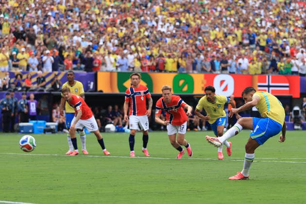 Brazil v Norway - FIFA World Cup, WM, Weltmeisterschaft, Fussball 05 July 2026 New Jersey - FIFA World Cup - Round of 16 - Brazil v Norway - Bruno Guimaraes of Brazil strikes his penalty kick that was saved by Norway goalkeeper Orjan Nyland - Photo: Simon Stacpoole Offside. East Rutherford USA *** Brasilien gegen Norwegen – FIFA-Weltmeisterschaft, 5. Juli 2026, New Jersey – FIFA-Weltmeisterschaft, Achtelfinale: Brasilien gegen Norwegen – Bruno Guimaraes aus Brasilien schießt seinen Elfmeter, der vom norwegischen Torhüter Orjan Nyland gehalten wird. Foto: Simon Stacpoole – Abseits – East Rutherford, USA  Copyright: xSimonxStacpoolexOffside