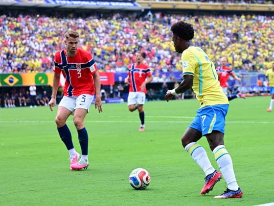 Brazil v Norway - FIFA World Cup, WM, Weltmeisterschaft, Fussball 2026 - Round of 16 NEW JERSEY, UNITED STATES - JULY 05: Vinicius Jr. (7) of Brazil in action against Kristoffer Ajer of Norway during the FIFA World Cup 2026 Round of 16 match between Brazil and Norway at New Jersey Stadium (MetLife Stadium) in East Rutherford, New Jersey, USA, on July 05, 2026. Abdulhamid Hosbas Anadolu New Jersey United States. Editorial use only. Please get in touch for any other usage.  Copyright: x2026xAnadoluxAbdulhamidxHosbasx