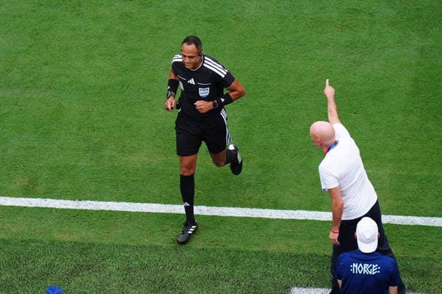 Brazil v Norway - FIFA World Cup, WM, Weltmeisterschaft, Fussball 2026 - Round of 16 NEW JERSEY, UNITED STATES - JULY 05: Referee Ismail Elfath goes to check VAR decision during the FIFA World Cup 2026 Round of 16 match between Brazil and Norway at New Jersey Stadium (MetLife Stadium) in East Rutherford, New Jersey, USA, on July 05, 2026. Hakan Akgun Anadolu New Jersey United States. Editorial use only. Please get in touch for any other usage.  Copyright: x2026xAnadoluxHakanxAkgunx