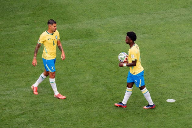 FIFA Fussball Weltmeisterschaft 2026, Achtelfinale, Brasilien vs. Norwegen, 05.07.2026, New Jersey Stadion Vinicius Junior übergibt den Ball für den Elfmeter an Bruno *** 2026 FIFA World Cup, Round of 16, Brazil vs. Norway, July 5, 2026, New Jersey Stadium: Vinicius Junior hands the ball to Bruno for the penalty kick Copyright: xBahhoxKarax