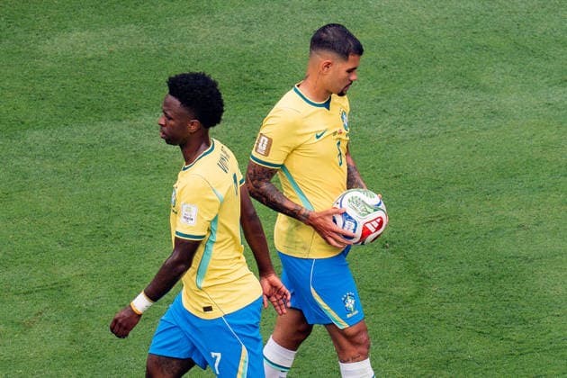FIFA Fussball Weltmeisterschaft 2026, Achtelfinale, Brasilien vs. Norwegen, 05.07.2026, New Jersey Stadion Vinicius Junior übergibt den Ball für den Elfmeter an Bruno *** 2026 FIFA World Cup, Round of 16, Brazil vs. Norway, July 5, 2026, New Jersey Stadium: Vinicius Junior hands the ball to Bruno for the penalty kick Copyright: xBahhoxKarax