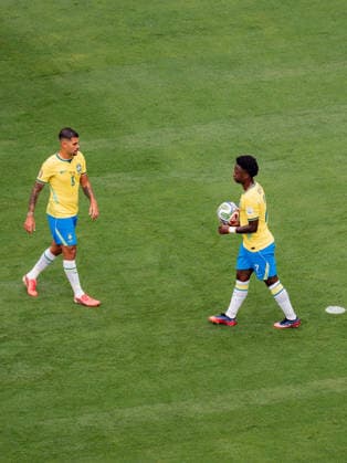FIFA Fussball Weltmeisterschaft 2026, Achtelfinale, Brasilien vs. Norwegen, 05.07.2026, New Jersey Stadion Vinicius Junior übergibt den Ball für den Elfmeter an Bruno *** 2026 FIFA World Cup, Round of 16, Brazil vs. Norway, July 5, 2026, New Jersey Stadium: Vinicius Junior hands the ball to Bruno for the penalty kick Copyright: xBahhoxKarax