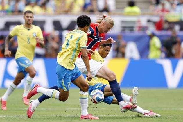 EAST RUTHERFORD, NEW JERSEY - (LR) Marquinhos of Brazil, Erling Haaland of Norway, Douglas Santos of Brazil during the 2026 FIFA World Cup, WM, Weltmeisterschaft, Fussball round of 16 match between Brazil and Norway at Metlife Stadium on July 5, 2026, in East Rutherford, New Jersey, United States. MAURICE VAN STEEN ANP FIFA World Cup 2026 - round of 16 2026 xVIxANPxSportx xMauricexvanxSteenxIVx 562891709 originalFilename: 562891709.jpg