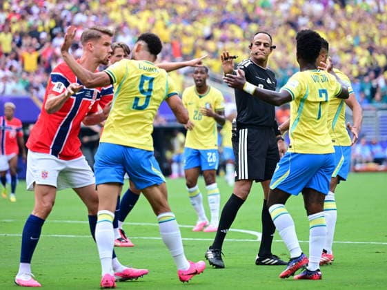 Brazil v Norway - FIFA World Cup, WM, Weltmeisterschaft, Fussball 2026 - Round of 16 NEW JERSEY, UNITED STATES - JULY 05: Matheus Cunha (9) of Brazil talks to the referee Ismail Elfath during the FIFA World Cup 2026 Round of 16 match between Brazil and Norway at New Jersey Stadium (MetLife Stadium) in East Rutherford, New Jersey, USA, on July 05, 2026. Abdulhamid Hosbas Anadolu New Jersey United States. Editorial use only. Please get in touch for any other usage.  Copyright: x2026xAnadoluxAbdulhamidxHosbasx