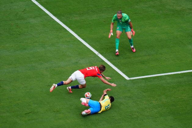 Brazil v Norway - FIFA World Cup, WM, Weltmeisterschaft, Fussball 2026 - Round of 16 NEW JERSEY, UNITED STATES - JULY 05: David Moller Wolfe (5) of Norway in action against Matheus Cunha (9) of Brazil during the FIFA World Cup 2026 Round of 16 match between Brazil and Norway at New Jersey Stadium (MetLife Stadium) in East Rutherford, New Jersey, USA, on July 05, 2026. Hakan Akgun Anadolu New Jersey United States. Editorial use only. Please get in touch for any other usage.  Copyright: x2026xAnadoluxHakanxAkgunx