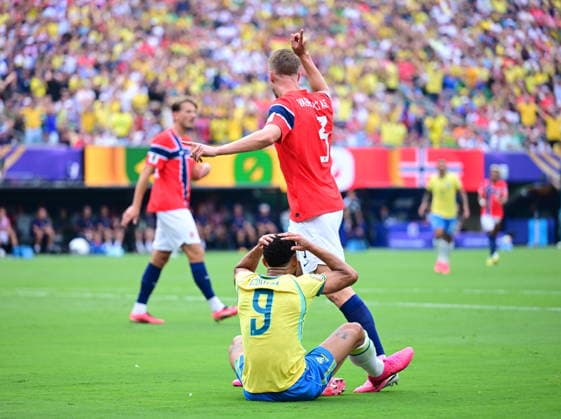 Brazil v Norway - FIFA World Cup, WM, Weltmeisterschaft, Fussball 2026 - Round of 16 NEW JERSEY, UNITED STATES - JULY 05: Matheus Cunha (9) of Brazil in action against Kristoffer Ajer of Norway during the FIFA World Cup 2026 Round of 16 match between Brazil and Norway at New Jersey Stadium (MetLife Stadium) in East Rutherford, New Jersey, USA, on July 05, 2026. Abdulhamid Hosbas Anadolu New Jersey United States. Editorial use only. Please get in touch for any other usage.  Copyright: x2026xAnadoluxAbdulhamidxHosbasx