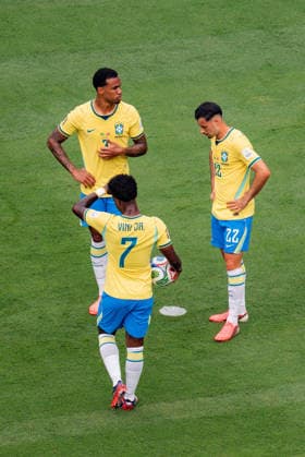 FIFA Fussball Weltmeisterschaft 2026, Achtelfinale, Brasilien vs. Norwegen, 05.07.2026, New Jersey Stadion Vinicius Junior übergibt den Ball für den Elfmeter an Bruno Gabriel *** 2026 FIFA World Cup, Round of 16, Brazil vs. Norway, July 5, 2026, New Jersey Stadium: Vinicius Junior hands the ball to Bruno Gabriel for the penalty kick Copyright: xBahhoxKarax