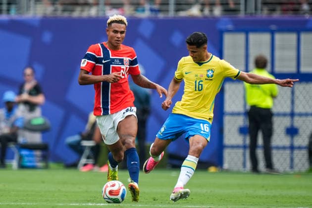 World Cup 2026: Brazil - Norway East Rutherford, New Jersey , USA 20260705. Norway s Antonio Nusa and Brazil s Douglas Santos during the round of 16 match between Brazil and Norway during the 2026 FIFA World Cup, WM, Weltmeisterschaft, Fussball at the New Jersey Stadium. Photo: Terje Pedersen NTB East Rutherford, New Jersey United States EDITORIAL USE ONLY. RESTRICTED USE FOR BETTING COMPANIES Ref:_SPOxLgdnLqNFl4.jpg *** 2026 World Cup: Brazil vs. Norway, East Rutherford, New Jersey, USA 20260705 Norway’s Antonio Nusa and Brazil’s Douglas Santos during the Round of 16 match between Brazil and Norway at the 2026 FIFA World Cup at New Jersey Stadium. Photo: Terje Pedersen, NTB, East Rutherford, New Jersey, United States. EDITORIAL USE ONLY. RESTRICTED USE FOR BETTING COMPANIES  Copyright: xTerjexPedersenx xNTBx
