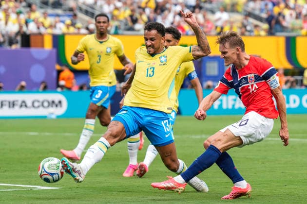 Fotball-VM 2026: Brasil - Norge East Rutherford, New Jersey , USA 20260705. Norges Martin odegaard og Brasils Danilo Luiz da Silva under 8-delsfinalen mellom Brasil og Norge under fotball-VM 2026 pa New Jersey stadion. Foto: Fredrik Varfjell NTB East Rutherford, New Jersey USA EDITORIAL USE ONLY. RESTRICTED USE FOR BETTING COMPANIES Ref:_SPO8ZTUNNAeb54.jpg *** 2026 FIFA World Cup Brazil vs. Norway, East Rutherford, New Jersey, USA 20260705 Norway’s Martin Ødegaard and Brazil’s Danilo Luiz da Silva during the Round of 16 match between Brazil and Norway at the 2026 FIFA World Cup at New Jersey Stadium. Photo: Fredrik Varfjell, NTB, East Rutherford, New Jersey, USA EDITORIAL USE ONLY RESTRICTED USE FOR BETTING COMPANIES  Copyright: xFredrikxVarfjellx xNTBx