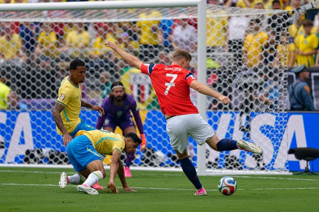 Players of Brazil and Alexander Sorloth seen during FIFA World Cup, WM, Weltmeisterschaft, Fussball 2026 Round of 16 game between national teams of Brazil and Norway (Edmung Wong Ball Raw Images) Jersey City USA Copyright: xEdmundxWongx edmundwong_brazil_norway_2526_1-23