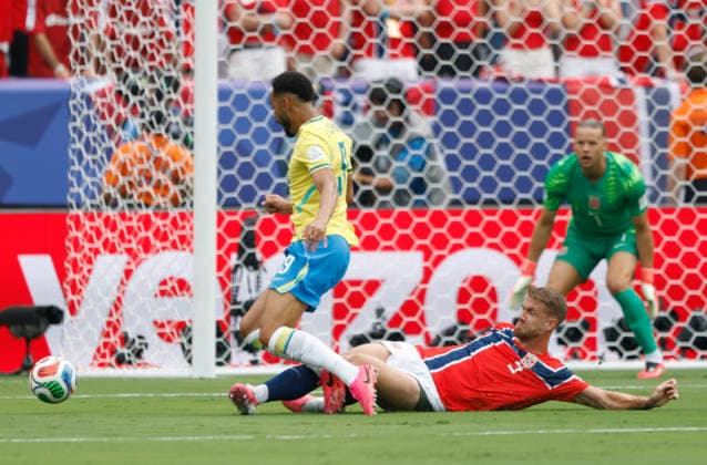 Norway s David Moller Wolfe (5) fouls Brazil s Matheus Cunha near the goal resulting in a penalty kick in the first half of a Round of 16 FIFA World Cup, WM, Weltmeisterschaft, Fussball match at New York New Jersey Stadium in East Rutherford, New Jersey, on Sunday, July 5, 2026.  NYP20260705907 JOHNxANGELILLO
