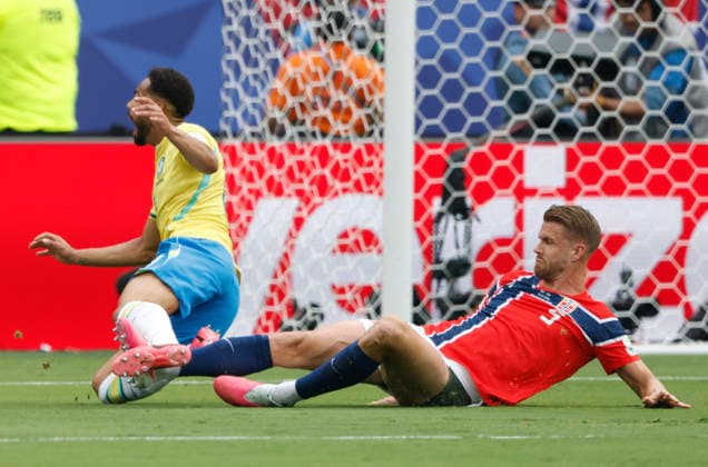 Norway s David Moller Wolfe (5) fouls Brazil s Matheus Cunha near the goal resulting in a penalty kick in the first half of a Round of 16 FIFA World Cup, WM, Weltmeisterschaft, Fussball match at New York New Jersey Stadium in East Rutherford, New Jersey, on Sunday, July 5, 2026.  NYP20260705908 JOHNxANGELILLO