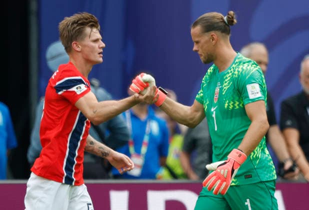 Norway s goalkeeper Orjan Nyland is congratulated by David Moller Wolfe after blocking a penalty kick from Brazil s Bruno Guimaraes in the first half of a Round of 16 FIFA World Cup, WM, Weltmeisterschaft, Fussball match at New York New Jersey Stadium in East Rutherford, New Jersey, on Sunday, July 5, 2026.  NYP20260705912 JOHNxANGELILLO