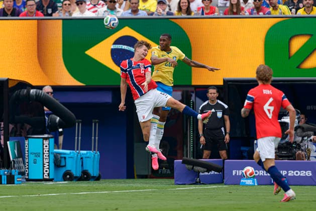 David Moller Wolfe and Rayan seen during FIFA World Cup, WM, Weltmeisterschaft, Fussball 2026 Round of 16 game between national teams of Brazil and Norway (Edmung Wong Ball Raw Images) Jersey City USA Copyright: xEdmundxWongx edmundwong_brazil_norway_2526_1-29