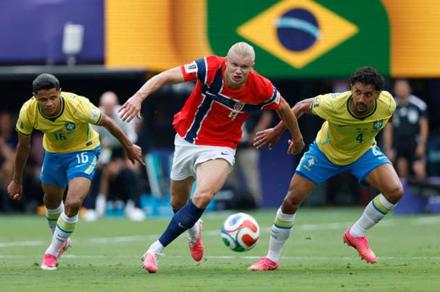 Norway s Erling Haaland (9) challenges Brazil s Marquinhos and Douglas for the ball in the first half of a Round of 16 FIFA World Cup, WM, Weltmeisterschaft, Fussball match at New York New Jersey Stadium in East Rutherford, New Jersey, on Sunday, July 5, 2026.  NYP20260705914 JOHNxANGELILLO
